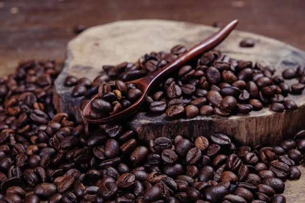 Кофе Бин на деревянном фоне с эффектом фильтра ретро-винтаж — стоковое фото