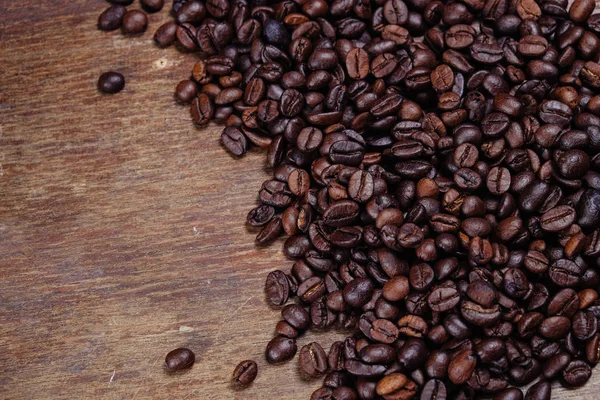咖啡豆与滤波效果复古老式木背景 — 图库照片