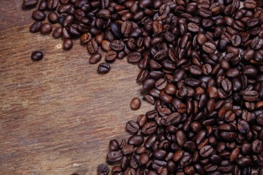 Kahve çekirdeği filtre etkisi retro vintage ahşap zemin üzerine 