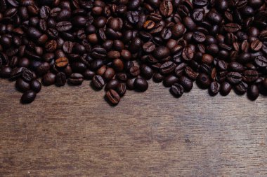 Kahve çekirdeği filtre etkisi retro vintage ahşap zemin üzerine 