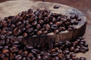 Kahve çekirdeği filtre etkisi retro vintage ahşap zemin üzerine 