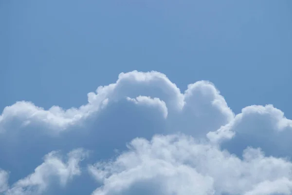 青い空を背景に雲します。 — ストック写真