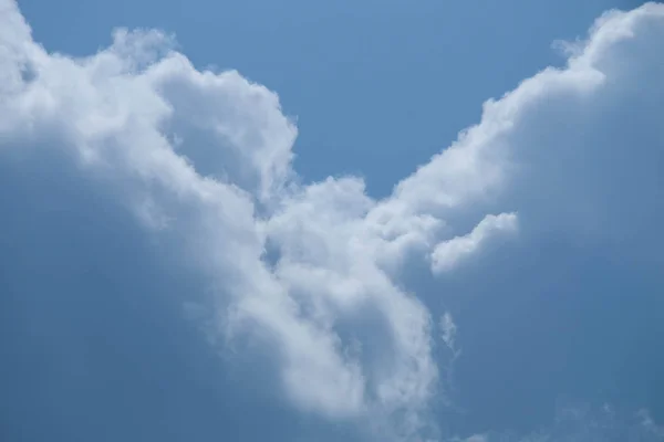 Nuvem no fundo do céu azul — Fotografia de Stock