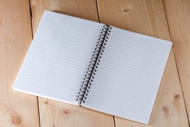 Geri dönüşümlü kağıt kitap ahşap arka plan üzerinde