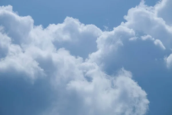 Nuvola su sfondo cielo blu — Foto Stock
