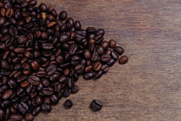 Coffee Bean op hout achtergrond met filter effect retro vintage — Stockfoto