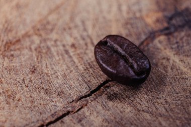 Kahve çekirdeği filtre etkisi retro vintage ahşap zemin üzerine 