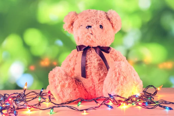 Teddy Bear speelgoed alleen op houten tafel met filter effect retro vi — Stockfoto