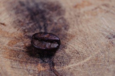 Kahve çekirdeği filtre etkisi retro vintage ahşap zemin üzerine 