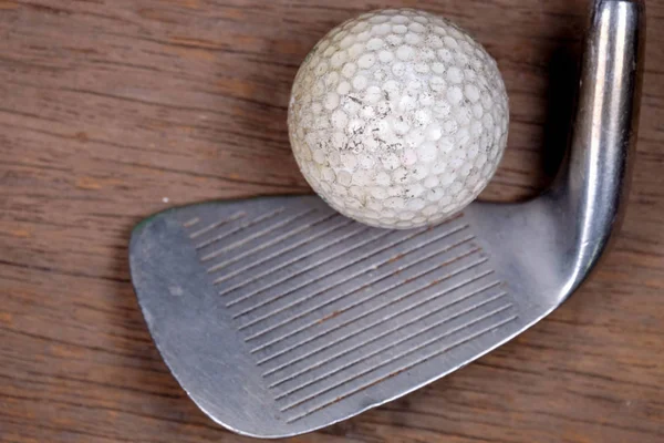 Antika golf club och bollen — Stockfoto