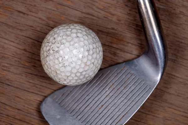 Antika golf club och bollen — Stockfoto