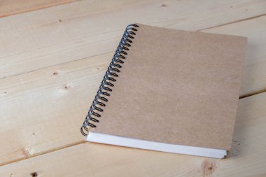 Geri dönüşümlü kağıt kitap ahşap arka plan üzerinde