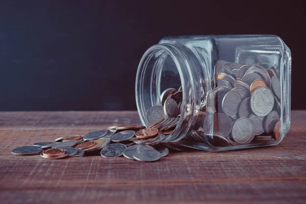 Işletme finansı. tasarruf yatırım kavramı para filtre etkisi retro vintage tarzı ile cam için — Stok fotoğraf