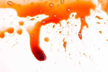 Beyaz arka planda kan lekeleri var.