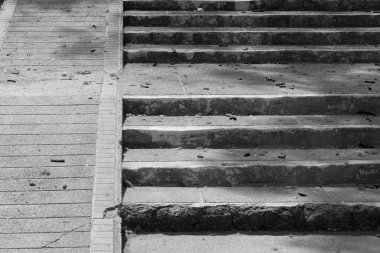 Siyah ve beyaz taş ve beton merdiven. modern mimari detay. Zarif çağdaş iç / kamu Binası parçası.