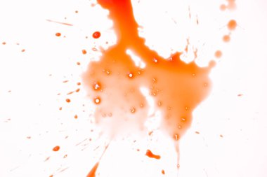 Beyaz arka planda kan lekeleri var.