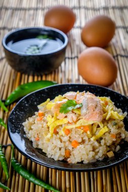 thaifood kızarmış pilav ile somon ve yumurta Japon tarzı