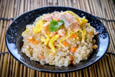 thaifood kızarmış pilav ile somon ve yumurta Japon tarzı