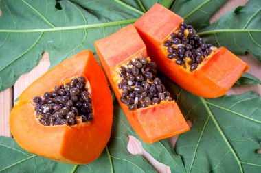 tatlı papaya meyve ahşap arka plan üzerinde.