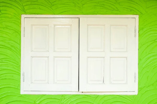 カラフルな壁の木製窓 — ストック写真