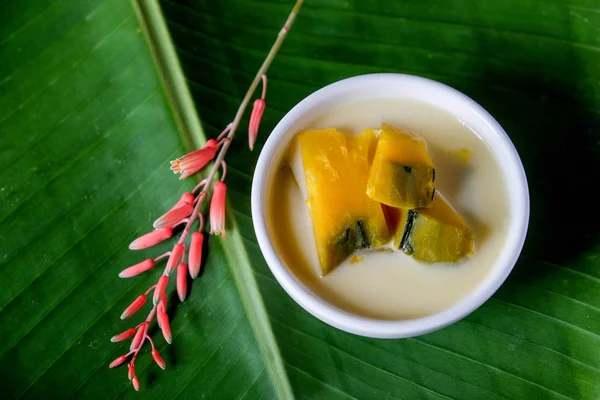 Sobremesa estilo tailandês, abóbora fatiada em leite de coco doce . — Fotografia de Stock