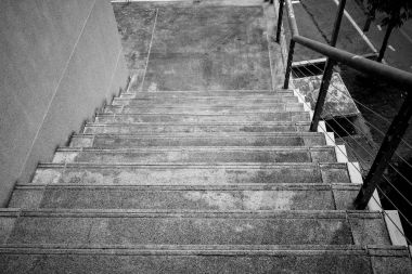 Siyah ve beyaz taş ve beton merdiven. modern mimari detay. Zarif çağdaş iç / kamu Binası parçası.