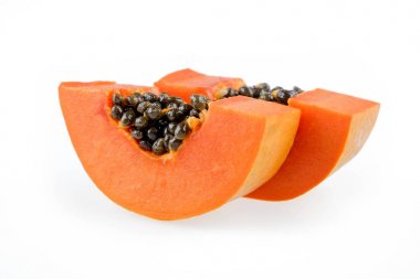 Beyaz arka plan üzerinde izole olgun papaya.