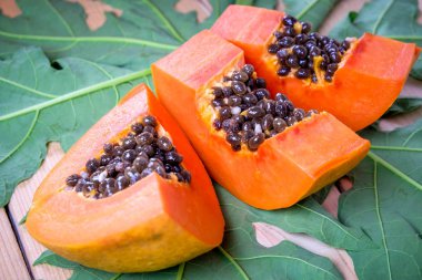 tatlı papaya meyve ahşap arka plan üzerinde.