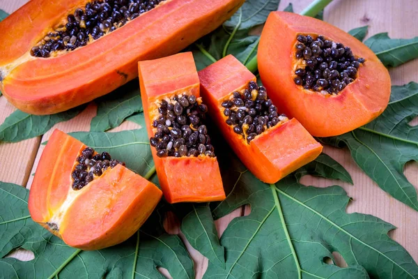 Słodki papai owoców na podłoże drewniane. — Zdjęcie stockowe