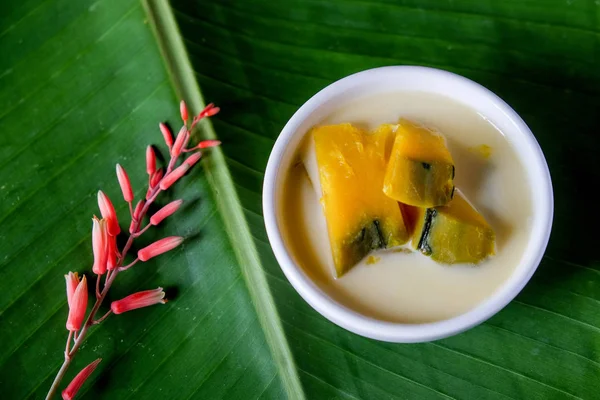 Sobremesa estilo tailandês, abóbora fatiada em leite de coco doce . — Fotografia de Stock