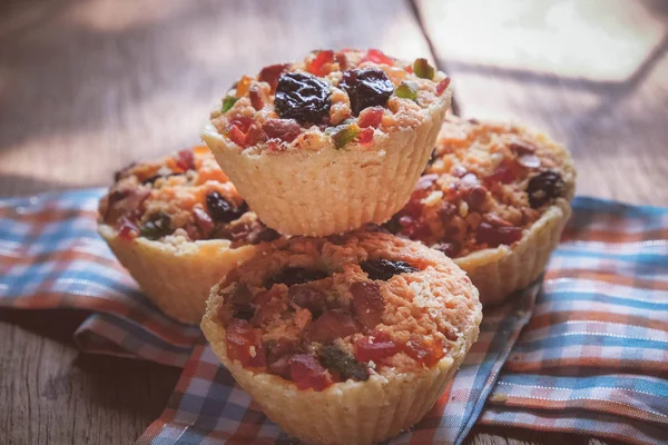 Fruchtkuchen aus nächster Nähe mit Beeren auf Holz — Stockfoto