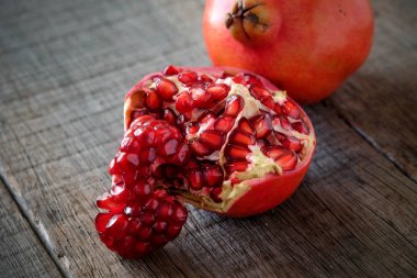 Ahşap bir arka planda olgun nar meyvesi..