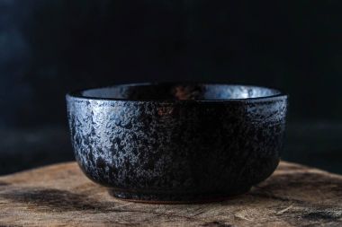 Çamurdan kalıp ve ısı ile yandı seramik kupa.