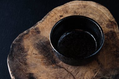 Çamurdan kalıp ve ısı ile yandı seramik kupa.