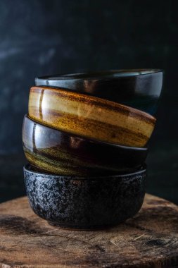 Çamurdan kalıp ve ısı ile yandı seramik kupa.