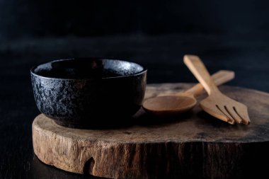 Çamurdan kalıp ve ısı ile yandı seramik kupa.