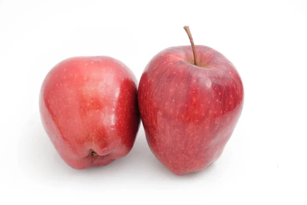 Manzana roja sobre fondo blanco — Foto de Stock