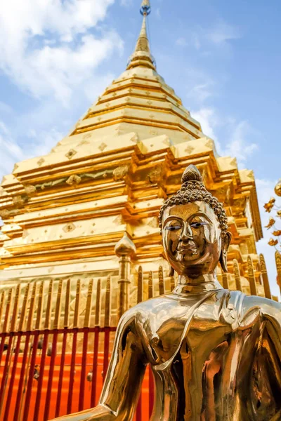 Zlatá socha Buddhy ve Wat Phra že Doi Suthep je turistickou atrakcí města Chiang Mai, Thailand.Asia. — Stock fotografie