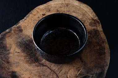 Çamurdan kalıp ve ısı ile yandı seramik kupa.