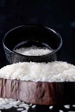 Beyaz pirinç bir kaba besini Asyalılar