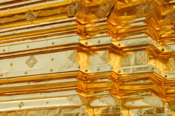 Золотая лепнина в тайском стиле на стене — стоковое фото