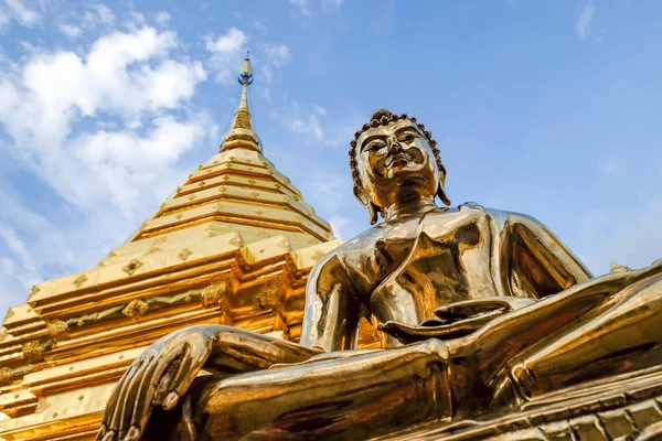 Zlatá socha Buddhy ve Wat Phra že Doi Suthep je turistickou atrakcí města Chiang Mai, Thailand.Asia. — Stock fotografie