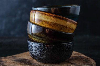 Çamurdan kalıp ve ısı ile yandı seramik kupa.