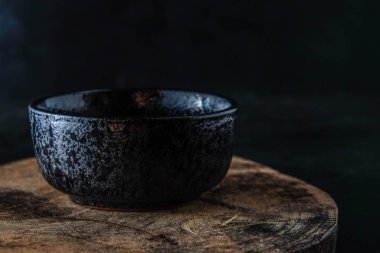 Çamurdan kalıp ve ısı ile yandı seramik kupa.