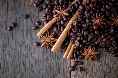 Kahve tarçın ile popüler içecek karışımı fasulye..