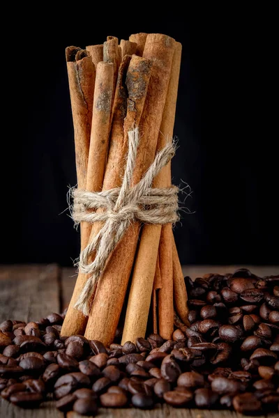 Chicchi di caffè con cannella Una miscela di bevande popolari . — Foto Stock