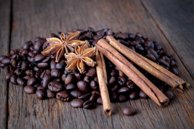 Kahve tarçın ile popüler içecek karışımı fasulye..