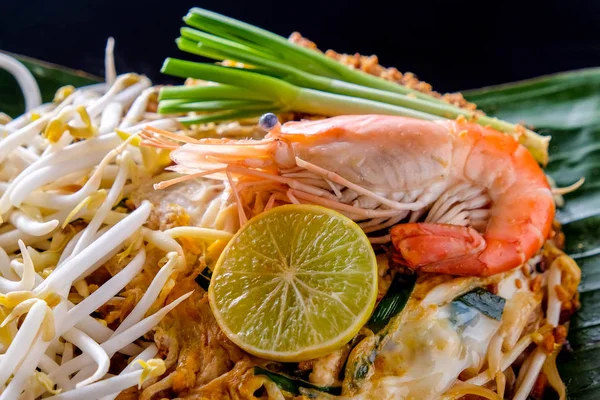 Thai noodle shrimp. Thailand's delicious national dishes — Stock Photo, Image