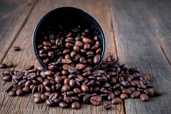 コーヒー豆を木製床の人気ドリンク — ストック写真