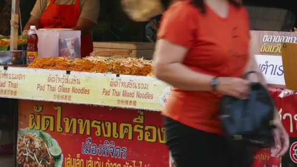 Chiang mai - MAY 23, 2017:  cook stir fried noodles in Chiang mai, the heart of the tourist area — Stock Video